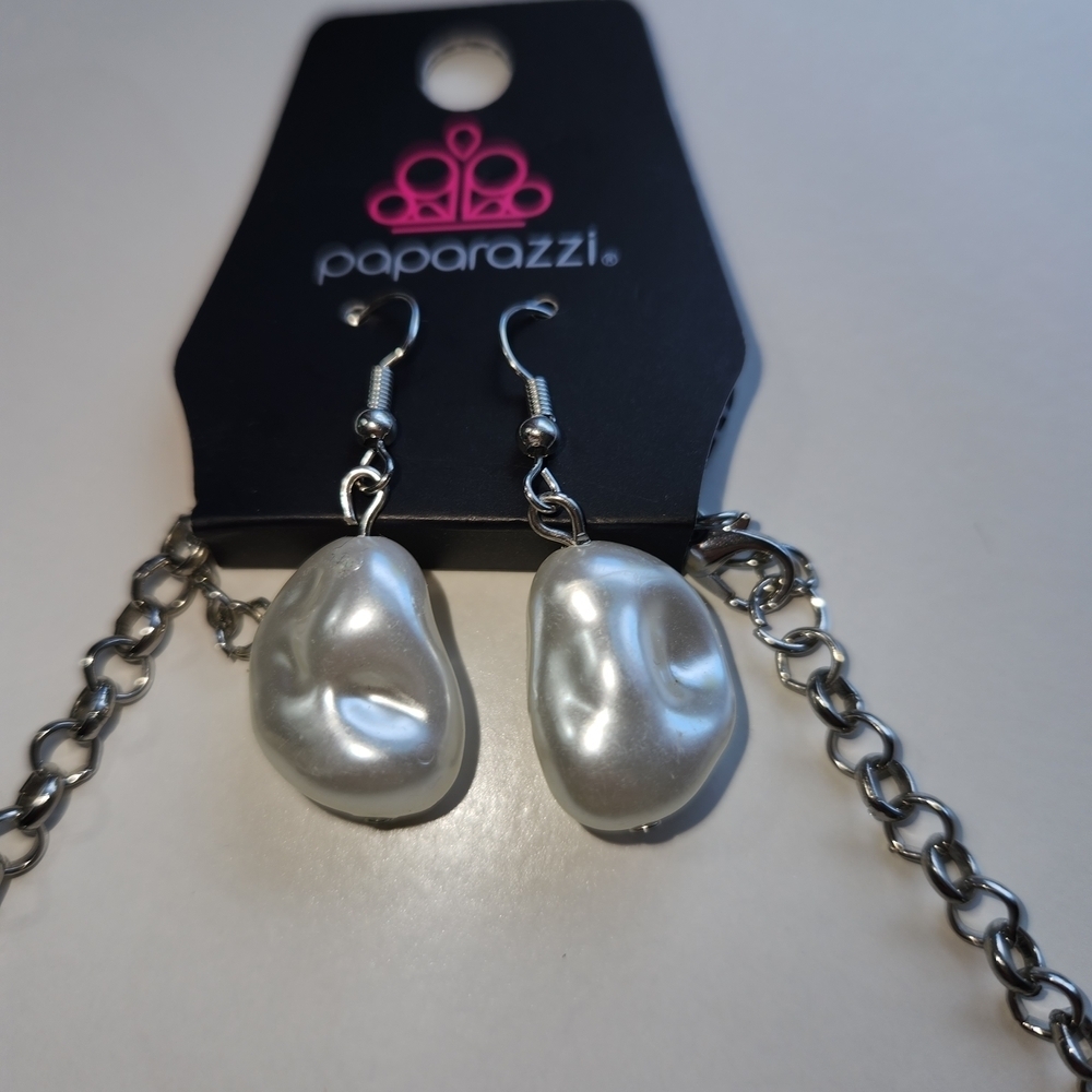 Paparazzi Silver and Cream Starfish Necklace Set - Picture 2 of 6